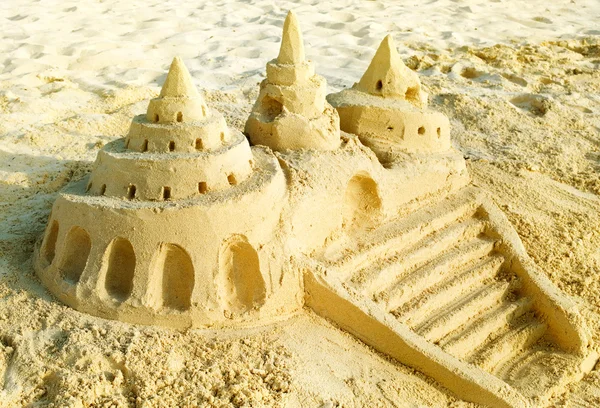 Piaszczysty zamek na plaży — Zdjęcie stockowe