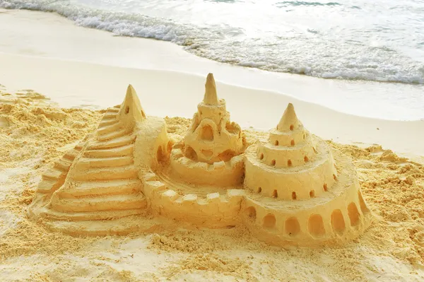 Hrad z písku na pláži — Stock fotografie