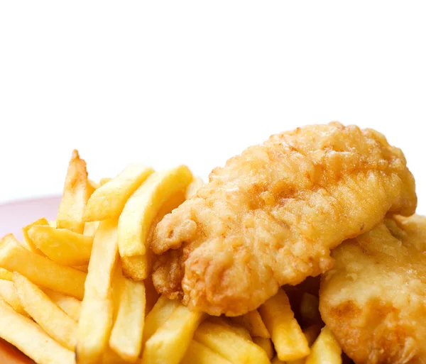 Frittierter Fisch und Chips isoliert auf weiß — Stockfoto