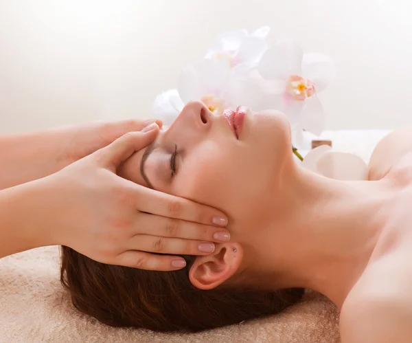 Massage spa. Jeune femme se faire masser le visage — Photo