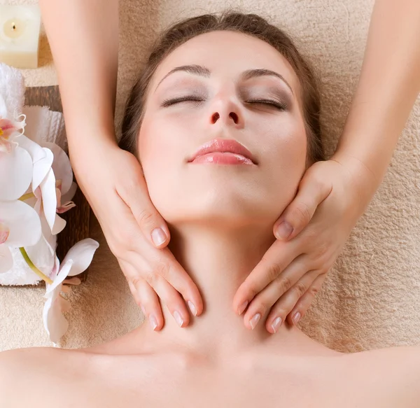 Spa masáž. mladá žena dostává masáž obličeje — Stock fotografie