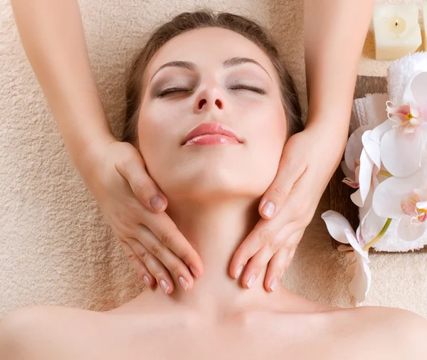 Masaż spa. młoda kobieta zaczyna masaż twarzy — Zdjęcie stockowe