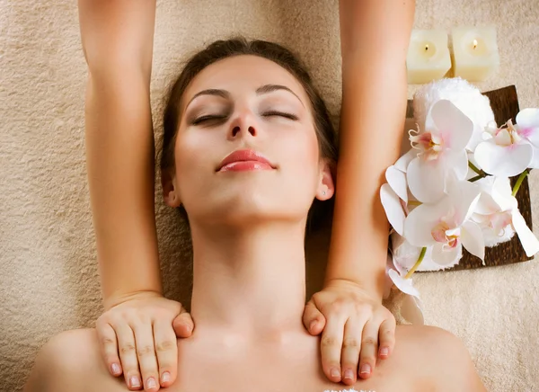 Spa Massagem. Mulher beleza recebendo massagem — Fotografia de Stock