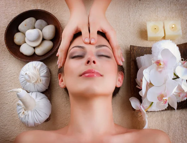 Obličejová masáž ve wellness salonu — Stock fotografie