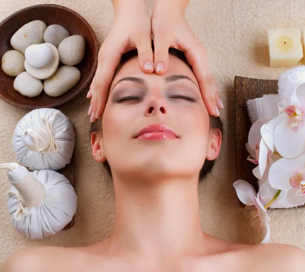 Obličejová masáž ve wellness salonu — Stock fotografie