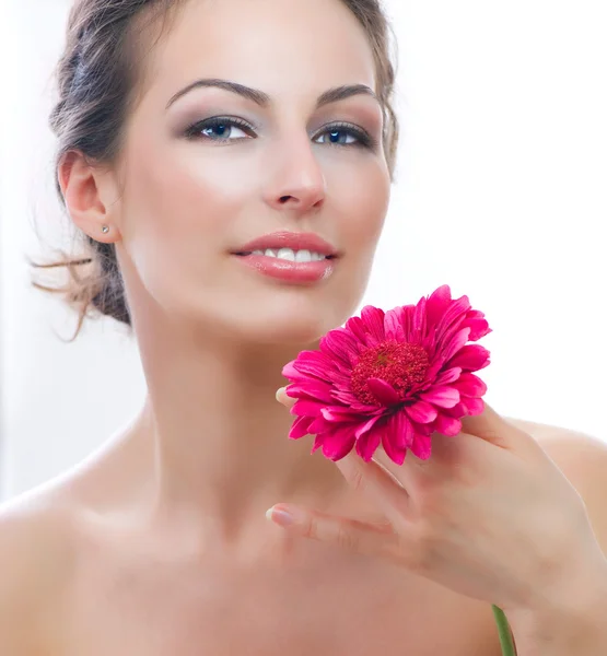 Schönes junges Frauenporträt mit roter Gerbera-Blume. Wellness — Stockfoto