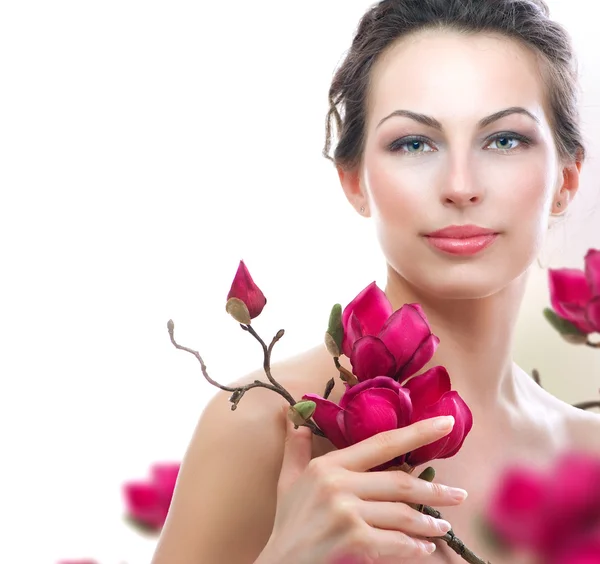 Mooie gezonde vrouw met voorjaar bloemen. Spa — Stockfoto