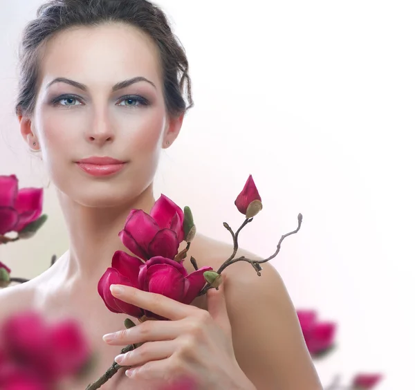 Mooie gezonde vrouw met voorjaar bloemen. Spa — Stockfoto