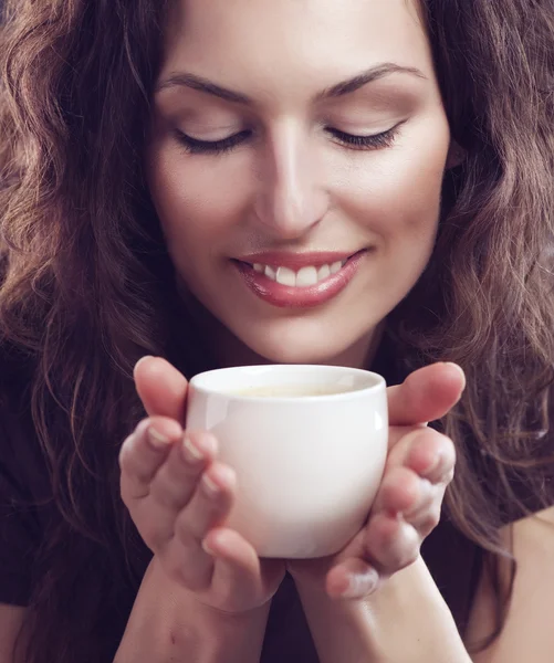 Mujer de belleza con taza de café o té — Foto de Stock