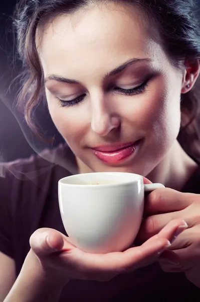 Bellezza ragazza con tazza di caffè o tè — Foto Stock