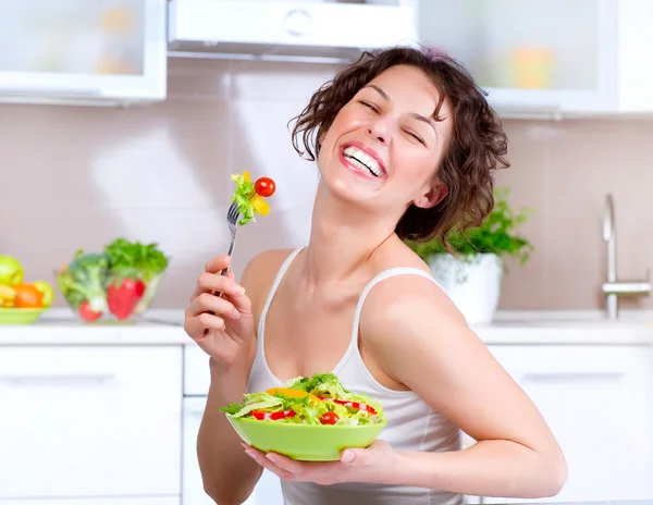 Διατροφή. όμορφη νεαρή γυναίκα τρώει σαλάτα λαχανικών — Φωτογραφία Αρχείου