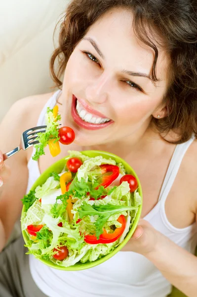 Dieta. Zdrowa młoda kobieta jedzenie warzywo sałatka — Zdjęcie stockowe