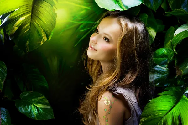 ジャングルの中で美しい少女 — ストック写真