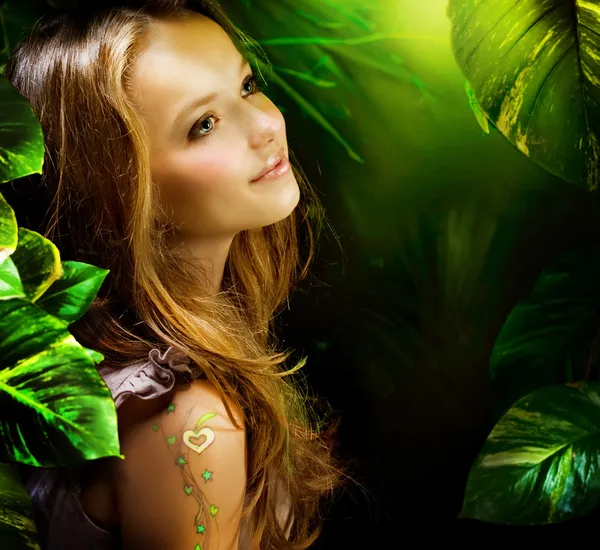 Krásná dívka v zeleném mystickém lese — Stock fotografie