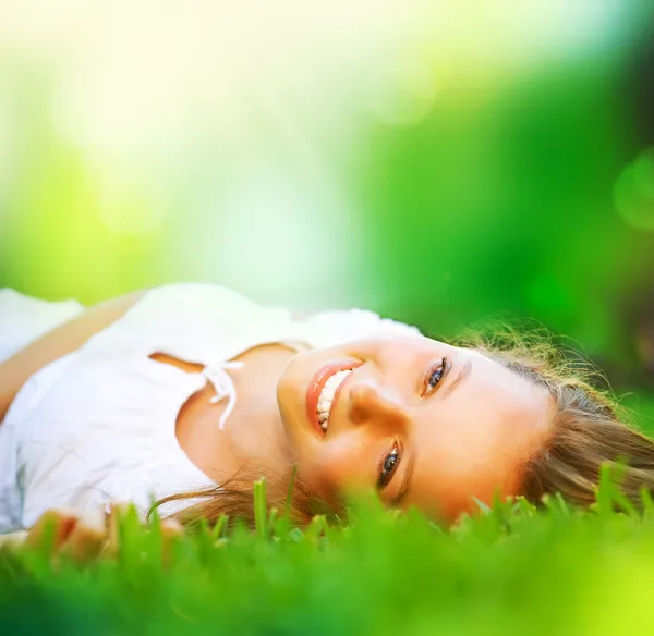 Jarní dívka leží na hřišti. štěstí — Stock fotografie