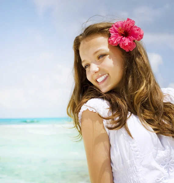 Schöne Mädchen in tropischen Resort. Reise- und Urlaubskonzept — Stockfoto