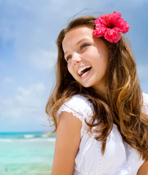 在热带度假村的美丽女孩。海洋海滩 — 图库照片