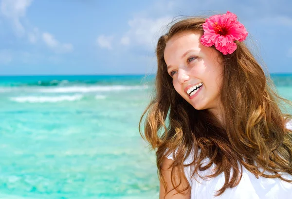 Schöne Mädchen in tropischen Resort. Reise- und Urlaubskonzept — Stockfoto