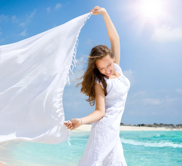 Piękna dziewczyna z biały szal na plaży — Zdjęcie stockowe
