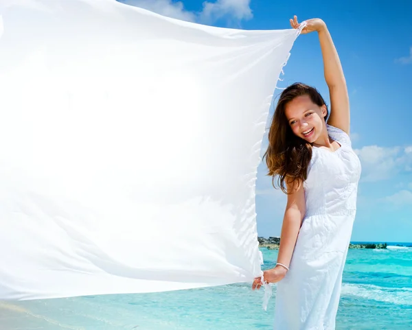 Hermosa chica con bufanda blanca en la playa — Foto de Stock