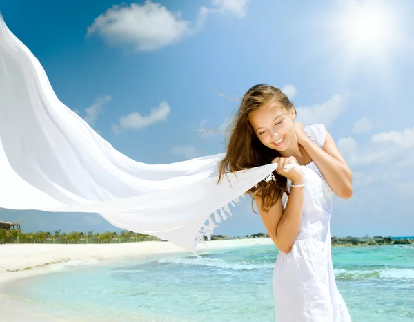 Belle fille avec écharpe blanche sur la plage — Photo