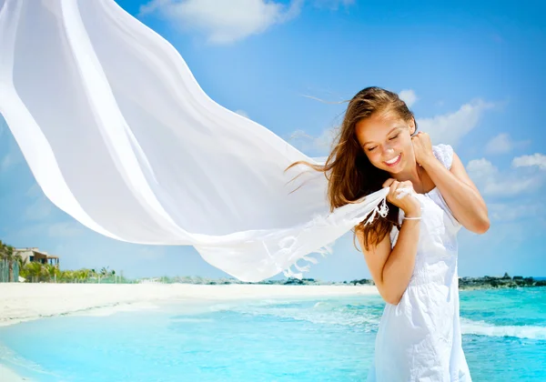 Schönes Mädchen mit weißem Schal am Strand — Stockfoto