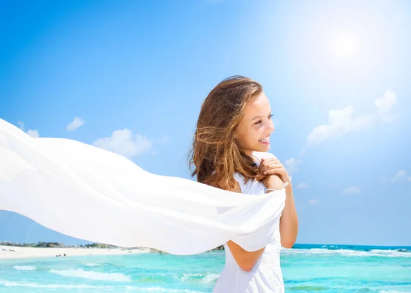 Hermosa chica con bufanda blanca en la playa — Foto de Stock