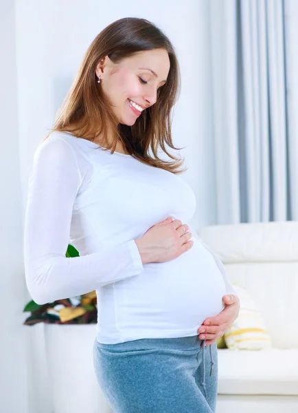 Jovem grávida em casa. Gravidez saudável — Fotografia de Stock
