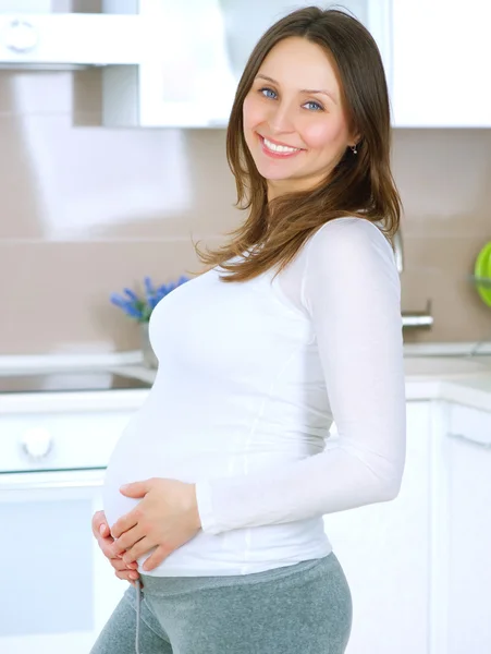 Έγκυος νεαρή γυναίκα στο σπίτι. ευτυχή εγκυμοσύνη — Φωτογραφία Αρχείου
