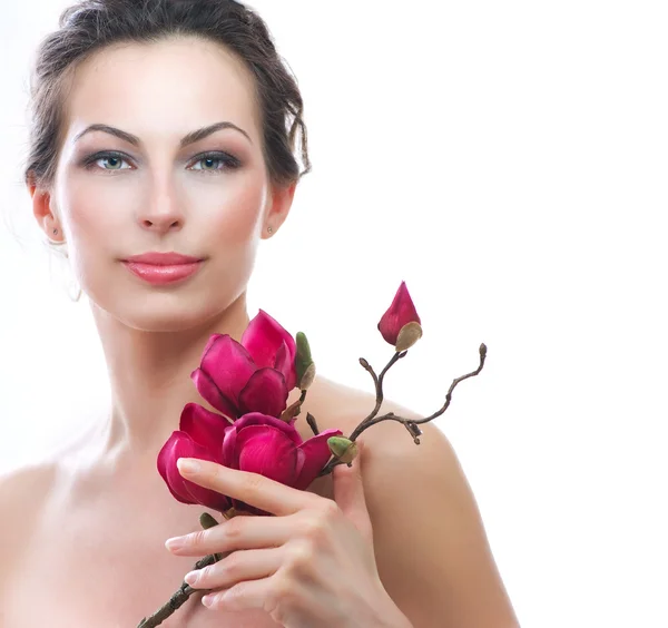 Schöne gesunde Frau mit Frühlingsblumen. Wellness Stockfoto