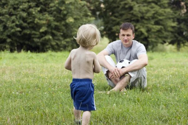 息子と遊ぶ父親 — ストック写真