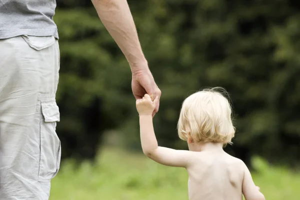 Çocuk babasının elini tutar — Stok fotoğraf