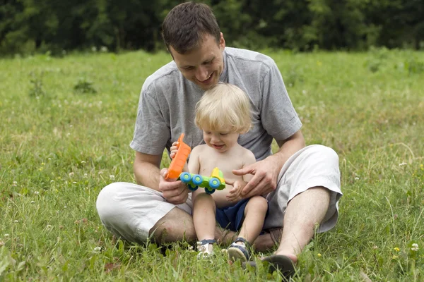 Der Vater spielt mit dem Kind — Stockfoto