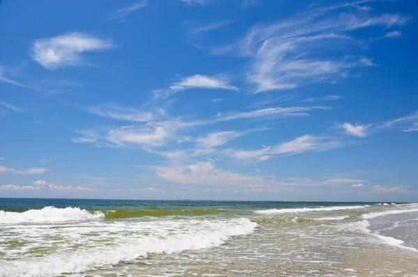Un paesaggio sul mare. Le rocce, scogliere, mantello verde, acqua azzurra . — Foto Stock