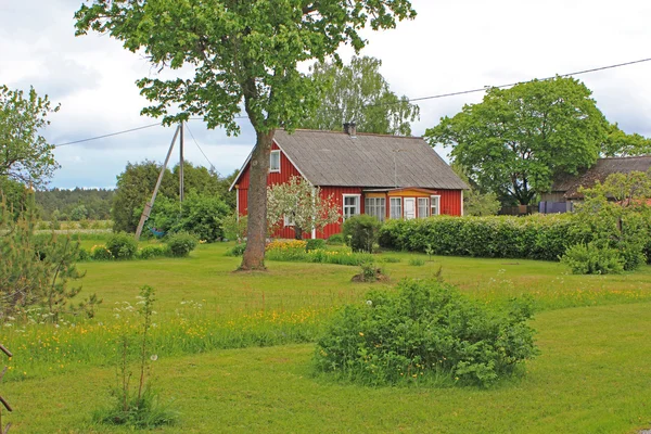 Casa vermelha e jardim verde — Fotografia de Stock