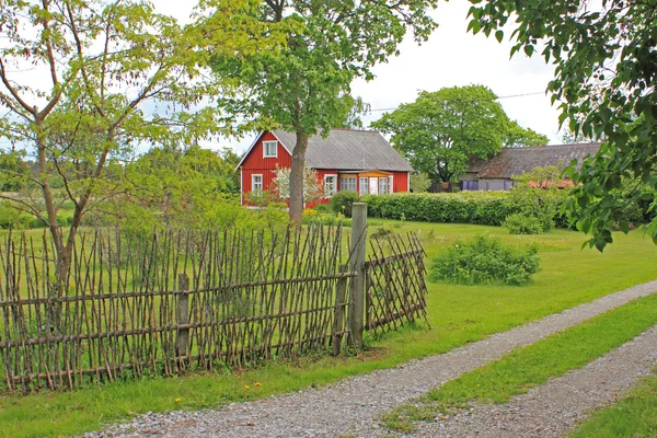 Casa roja y jardín verde — Foto de Stock