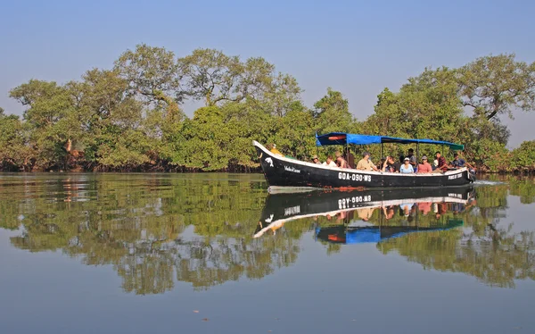 川、インドの touristboat — ストック写真