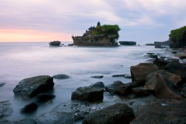 Tanah Parkı 'nda gün batımı Bali Endonezya Tapınağı