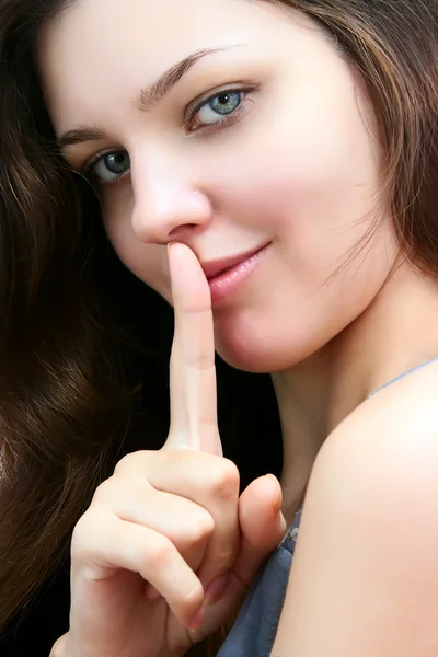 Yound dudaklarında parmak ile güzel bir kadın — Stok fotoğraf