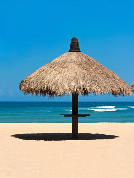 Deštník na pláži — Stock fotografie