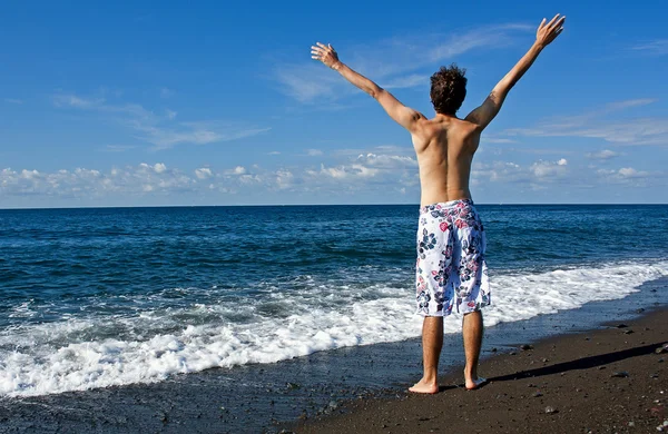 Ready for vocation: a man on the beach — Stock Photo, Image