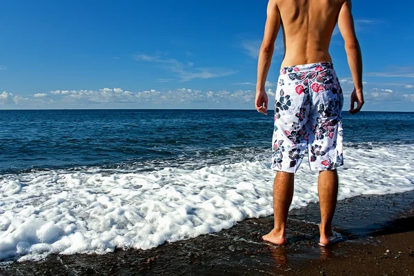 Klaar voor roeping: een man op het strand — Stockfoto