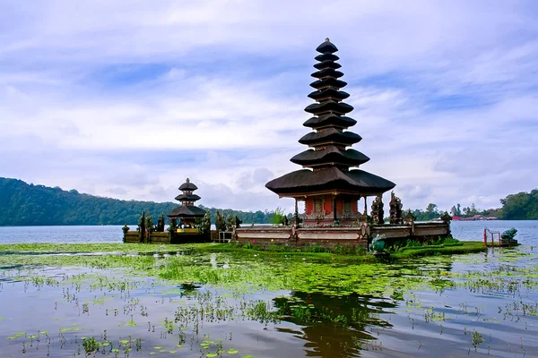 Фоні тропічних пейзажів поблизу Dalu храм на острові Балі Індонезія Ліцензійні Стокові Фото
