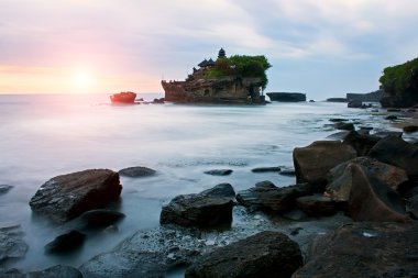 Tanah Parkı 'nda gün batımı Bali Endonezya Tapınağı