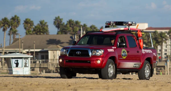 Huntington beach lifeguard patrouillieren — Stockfoto