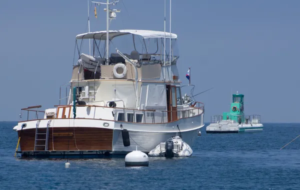 Jacht zacumowany w santa catalina island — Zdjęcie stockowe
