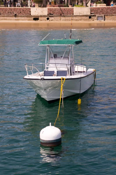 Рыбацкая лодка пришвартована — стоковое фото
