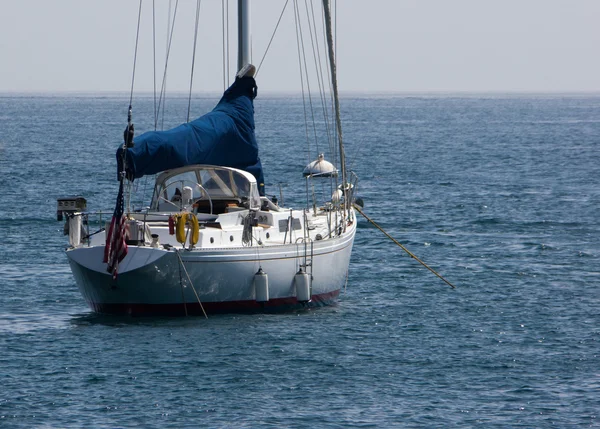 Förtöjd segelbåt — Stockfoto