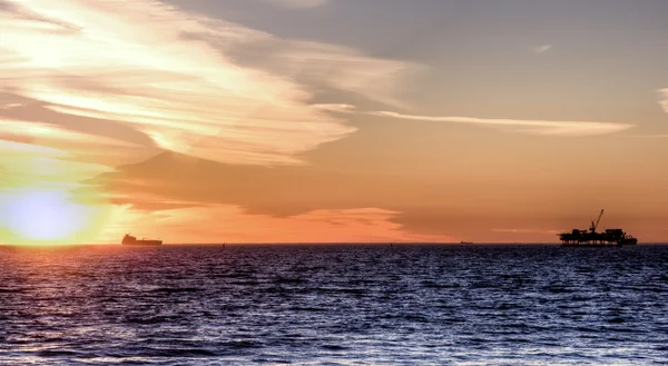 Offshore-Ölplattform bei Sonnenuntergang — Stockfoto