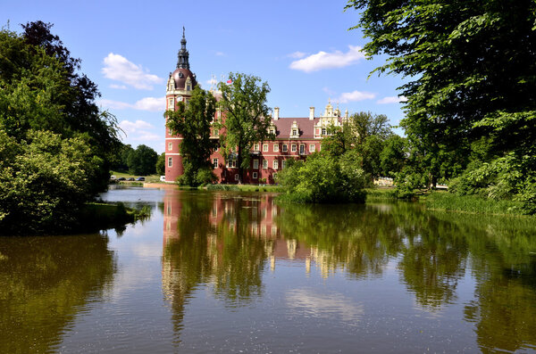 This beautiful castle surrounded by gardens in the English style of the 19th century was inspired by Prince Hermann Pueckler-Muskau. Muskauer Park is part of UNESCO World Heritage Site. It is located on both sides of the Neisse River which is the Pol